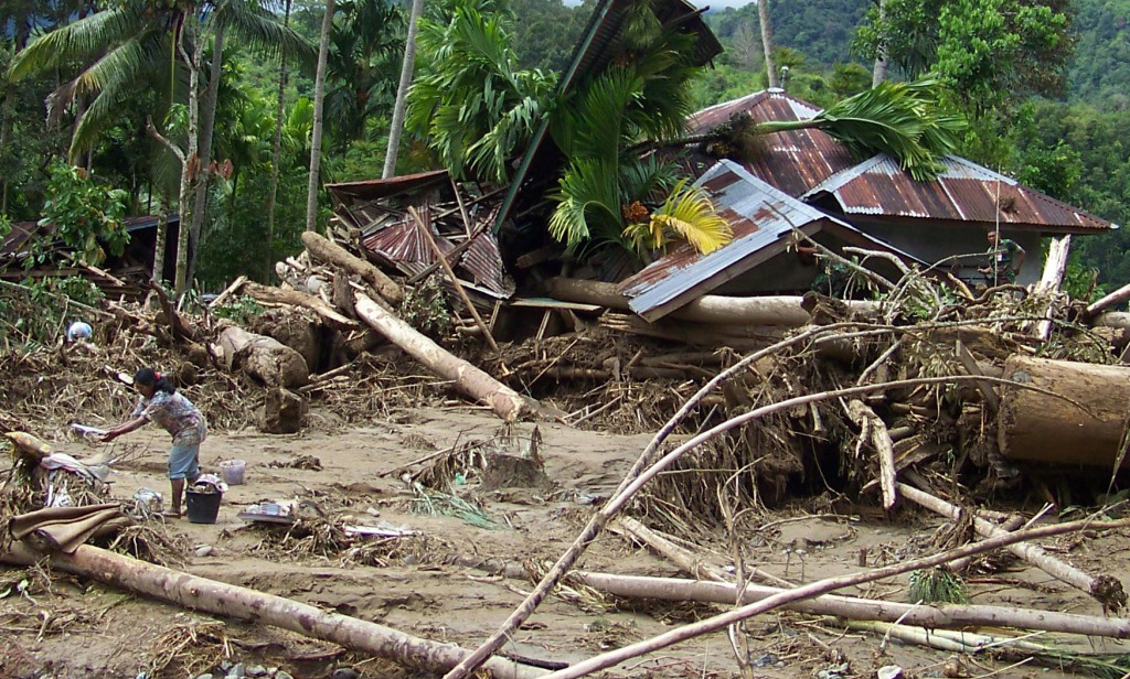 Banjir bandang dan tanah longsor menerjang kawasan Kecamatan Ketambe, Kabupaten Aceh Tenggara, Aceh, 23 Mei 2011. MI/Amiruddin Abdullah Reubee