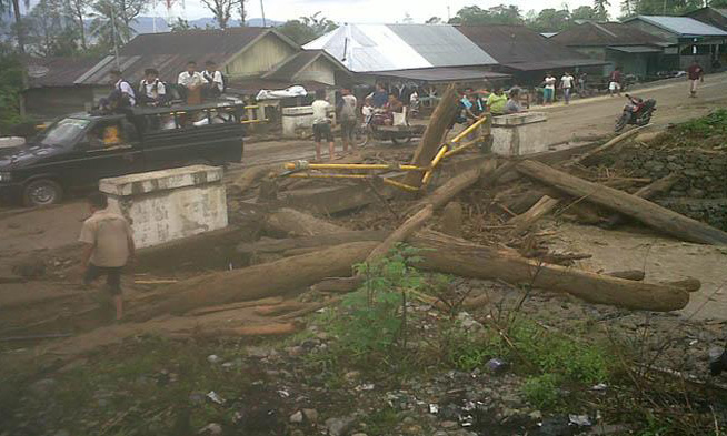 Gelondongan kayu di Desa Kayu Mblin, Kecamatan Lawe Sigala-gala, Aeh tenggara, setelah dilanda banjir bandang, Selasa (15/4/2014). Tidak ada korban jiwa dalam insiden itu. SERAMBINEWS.COM/ASNAWI LUWI 