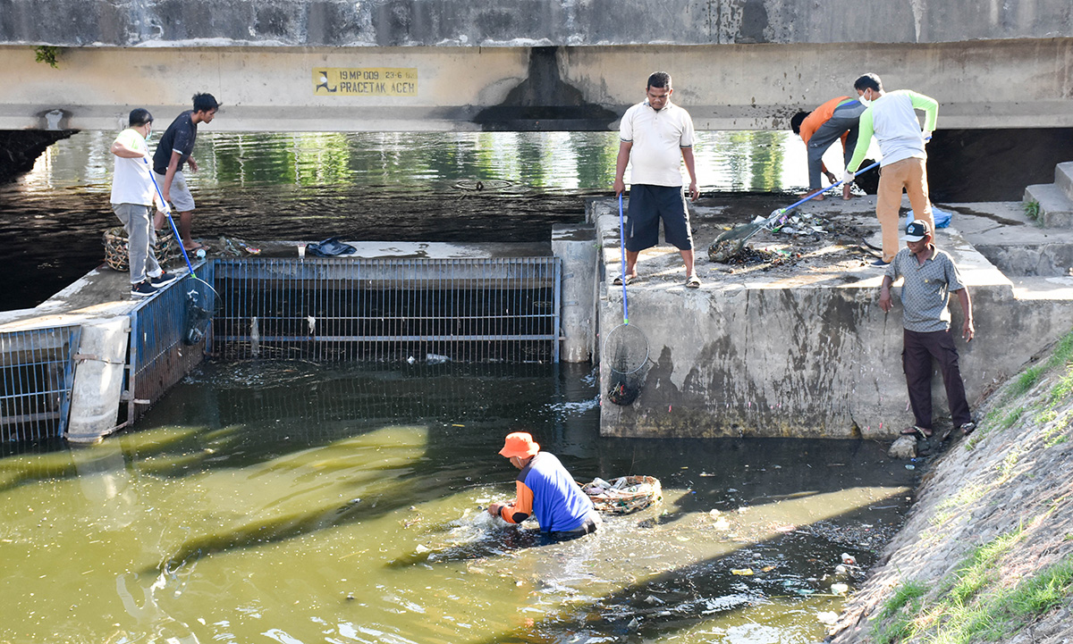 Kegiatan bersih-bersih yang dilaksanakan di Sungai Krueng Daroy, Banda Aceh