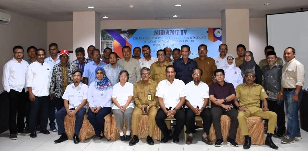 Foto bersama anggota Sidang IV Tim Koordinasi Pengelolaan Sumber Daya Air Wilayah Sungai Aceh-Meureudu Periode II Tahun 2019