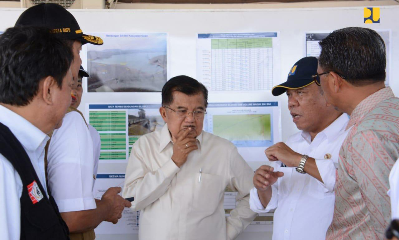 Menteri Basuki Dampingi Wapres JK Meninjau Penanganan Banjir di Sulsel