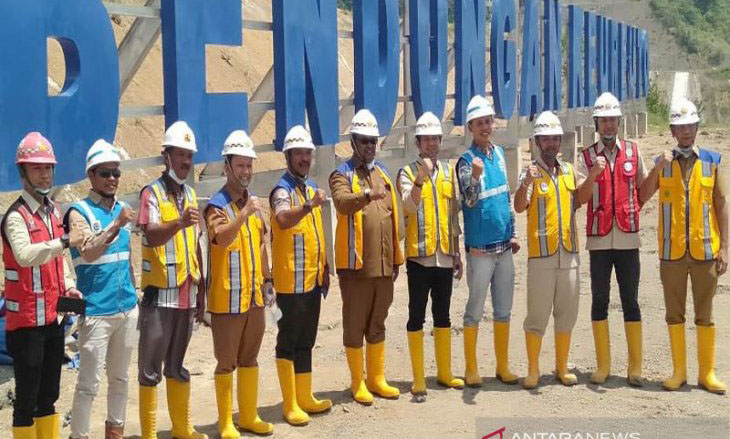 Wakil Bupati Aceh Utara, Fauzi Yusuf (tengah) bersama tim lakukan foto bersama di lokasi waduk dan bendungan Keureutoe di Gampong Blang Pante, Kecamatan Payabakong, saat meninjau proyek raksasa itu, Senin (29/7/2019). (ANTARA/HO/Humas Sekdakab Aceh Utara)