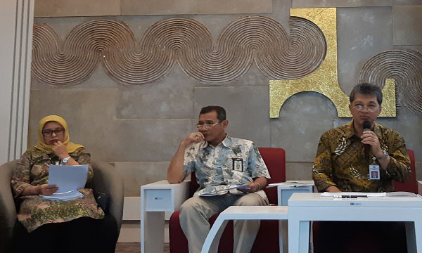 Dirjen Sumber Daya Air (SDA) Kementerian PUPR Hari Suprayogi (Kanan) memaparkan kesiapan infrastruktur SDA menghadapi kekeringan