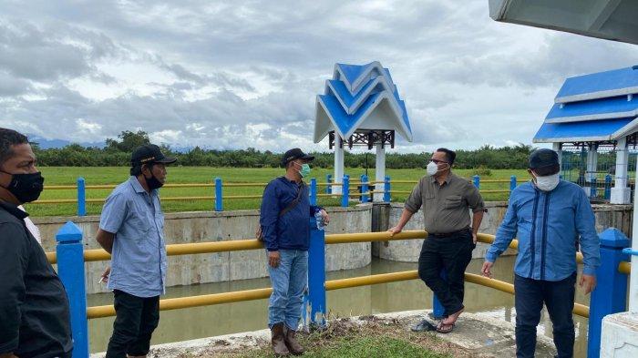 Asisten II Setda Aceh H T Ahmad Dadek, bersama Kadis PUPR Aceh Barat dan Pihak Balai Wilayah I Aceh Sumut, sedang berada di atas bendungan Irigasi Lhok Guci, Aceh Barat, Minggu (11/10/2020). 