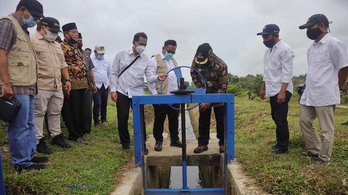 Asisten II Sekda Aceh, T Ahmad Dadek melakukan uji coba irigasi Lhok Guci, Aceh Barat, Sabtu (24/10/2020).