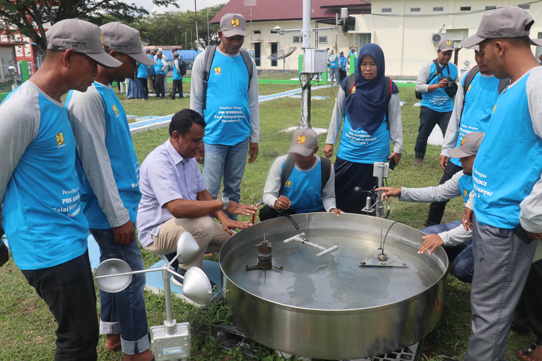 Pengenalan Alat Kepada Peserta Pelatihan Pos Hidrologi