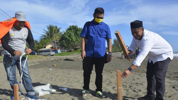 Kepala Dinas PUPR Aceh Barat Kurdi didamping pihak PPTK melakukan pematokan di lokasi pengerjaan pembangunan tanggul pemecah ombak di Gampong Pasir, Kecamatan Johan Pahlawan, Aceh Barat, Rabu (17/6/2020) sebagai tanda dimulainya penanganan abrasi di daerah tersebut.