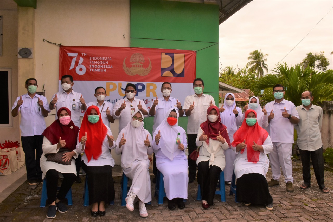 Foto Bersama Kepala Balai dengan Para Tenaga Kesehatan dari Puskesmas Ingin Jaya, Kab. Aceh Besar padaAcara  Penyerahan Paket Sembako Secara Simbolis