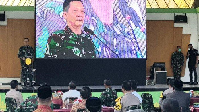 Pangdam IM, Mayjen TNI Achmad Marzuki, memberikan sambutan saat silaturahmi dengan tokoh masyarakat dan warga di kawasan Bantaran Pengendalian Kanal Banjir Krueng Aceh. Silaturahmi ini di Pesantren Al Manar, Aceh Besar, Jumat (22/1/2021). 