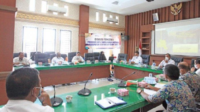 Sekdakab Aceh Besar Drs Sulaimi MSi membuka Diskusi Tematik 1 Program Kota Tanpa Kumuh (Kotaku) di Aula Kantor Bupati Aceh Besar, Rabu (4/8/2021). 