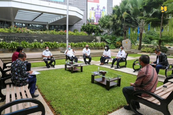 Menteri Pekerjaan Umum dan Perumahan Rakyat (PUPR) Basuki Hadimuljono menerima kunjungan Menteri Pemuda dan Olahraga (Menpora) Zainudin Amali bersama Ketua DPRD Aceh Dahlan Jamaludin, Ketua Komite Olahraga Nasional Indonesia (KONI) Aceh Muzakir Manaf dan Wakil Ketua Komisi VI DPR RI Aria Bima di Kampus PUPR Jakarta, Senin (1/2/2021).