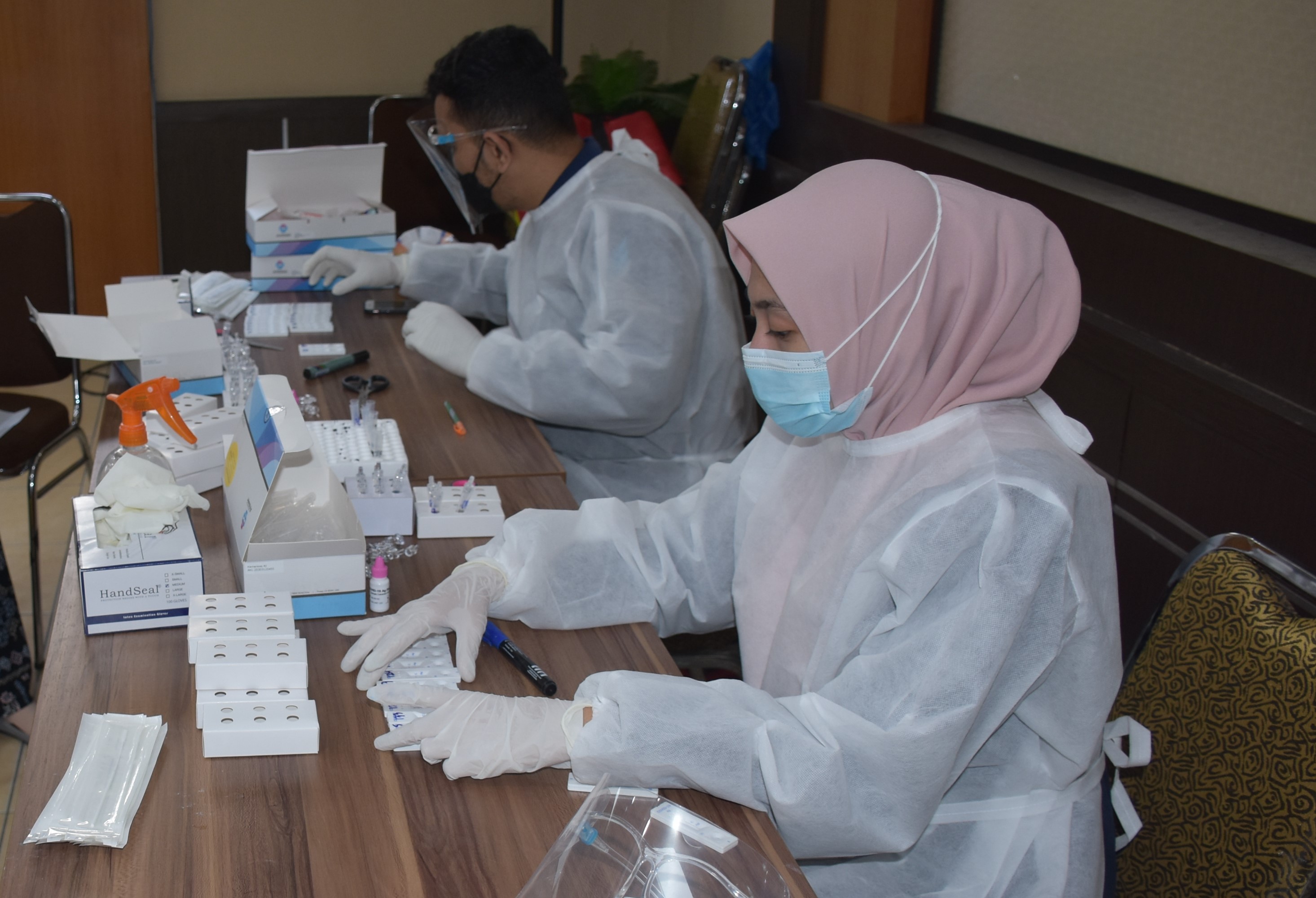 Petugas Sedang Memeriksa Hasil Test Swab Antigen Pegawai Balai Wilayah Sungai Sumatera I 