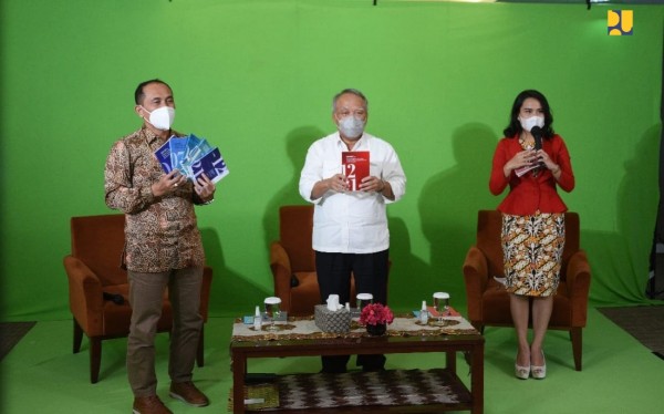 Menteri PUPR Basuki Hadimuljono bersama dengan Kepala Lembaga Kebijakan Pengadaan Barang/Jasa Pemerintah (LKPP) Roni Dwi Susanto melakukan Konferensi Pers Launching Peraturan LKPP di Jakarta, Senin (21/6/2021).