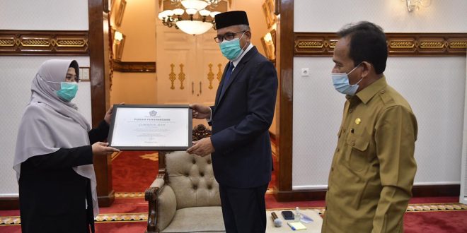 Gubernur Aceh, Ir. Nova Iriansyah, MT didampingi Asisten Perekonomian dan Pembangunan Sekda Aceh, Ir. Mawardi, menerima Piagam Penghargaan atas sinergi dalam penertiban Barang Milik Negara (BMN) berupa tanah pada Satuan Kerja Balai Wilayah Sungai Sumatera (BWSS) 1 di Bantaran Kanal Krueng Aceh Seluas 300 hektare, yang diserahkan langsung Oleh Kepala Kanwil DJKN Aceh, Syukriah HG di Pendopo Gubernur Aceh, Banda Aceh, Senin, (15/3/2021).