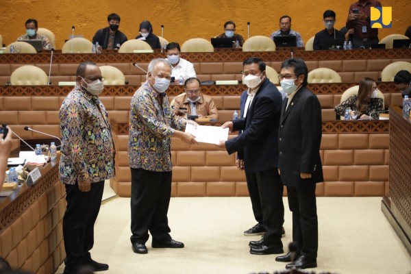 Menteri Pekerjaan Umum dan Perumahan Rakyat (PUPR) Basuki Hadimuljono dan Wakil Menteri John Wempi Watipo dalam Rapat Kerja dengan Komisi V DPR RI 