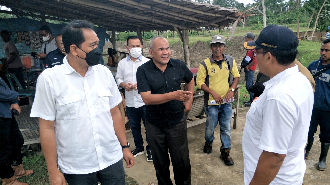 Kepala Balai BWS Sumatera I (Kiri) meninjau ke lokasi yang berpotensi terkena dampak dari fenomena La Nina 