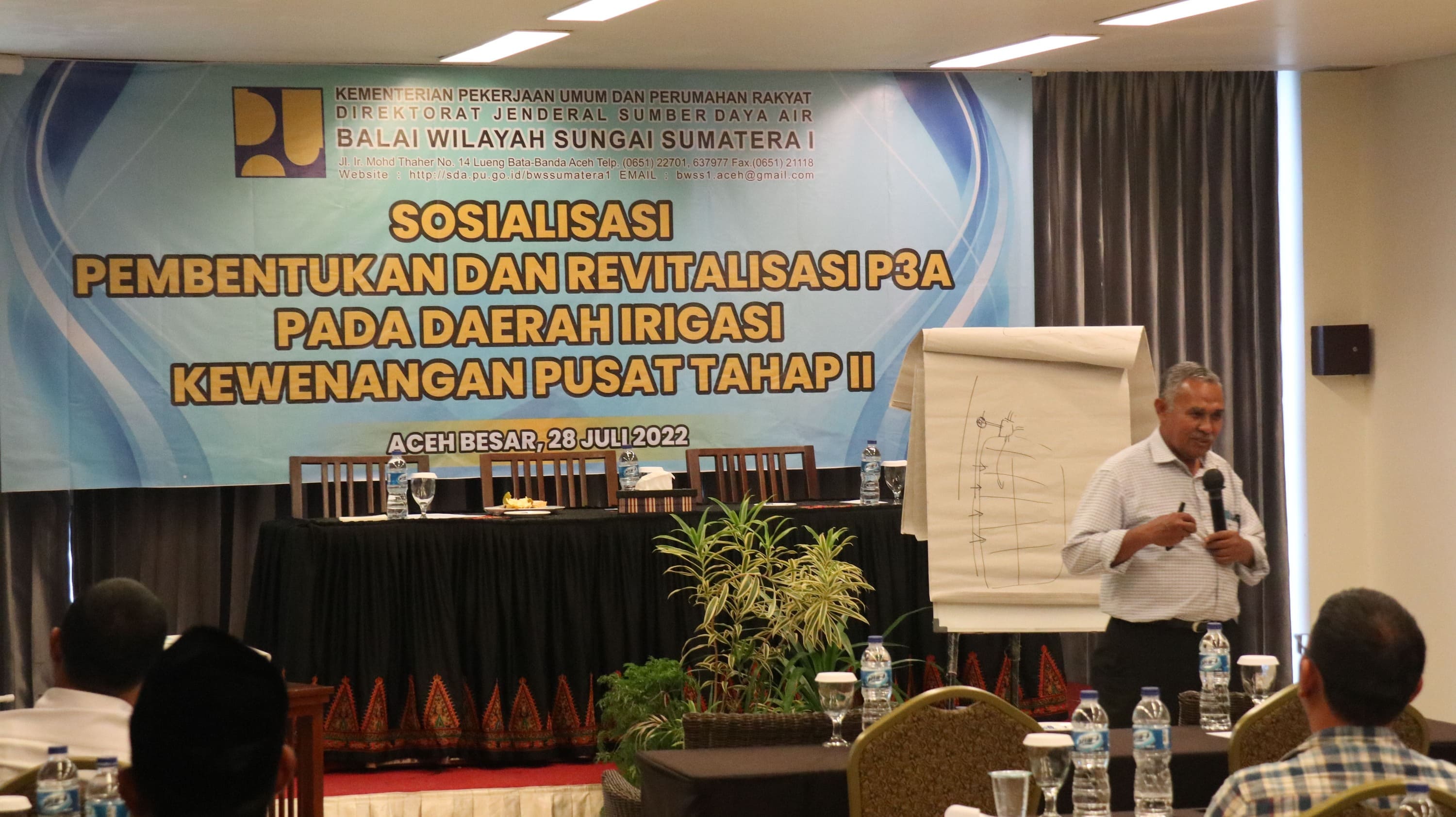 Narasumber, Bapak Ir. M. Hidayat, M.M. sedang memaparkan materi Pergub nomor 45 tahun 2015 tentang Keujreun Blang