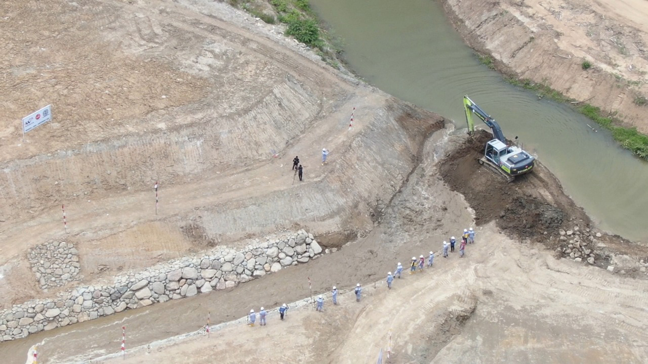 Proses River Closure menggunakan Excavator