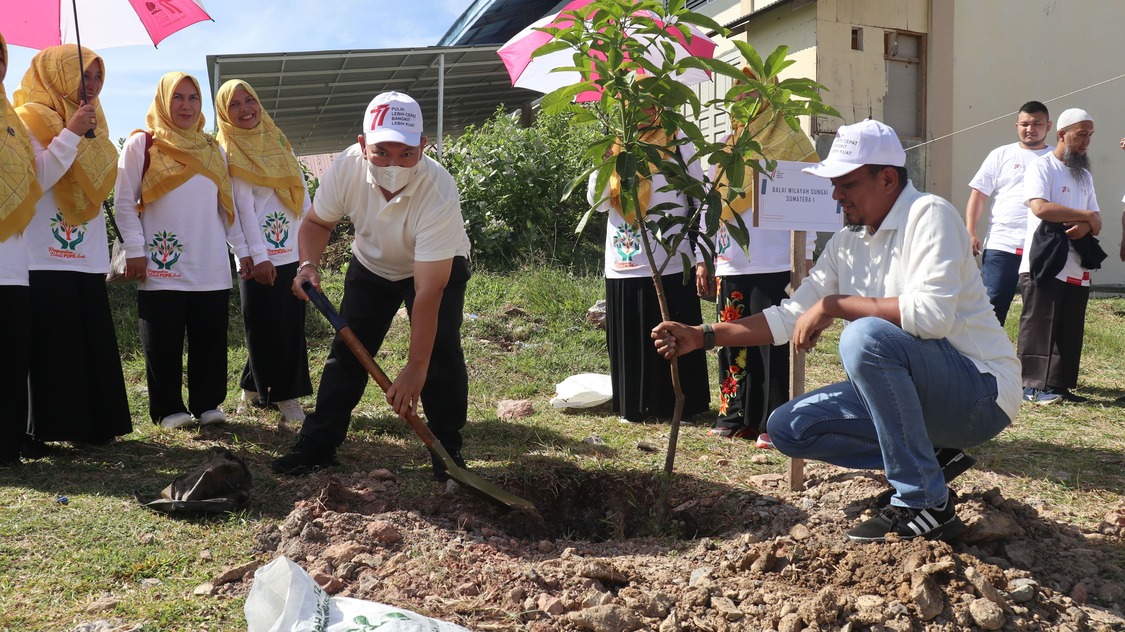 Kabalai BWS Sumatera I menanam pohon bersama di Halaman Rusunawa Banda Aceh