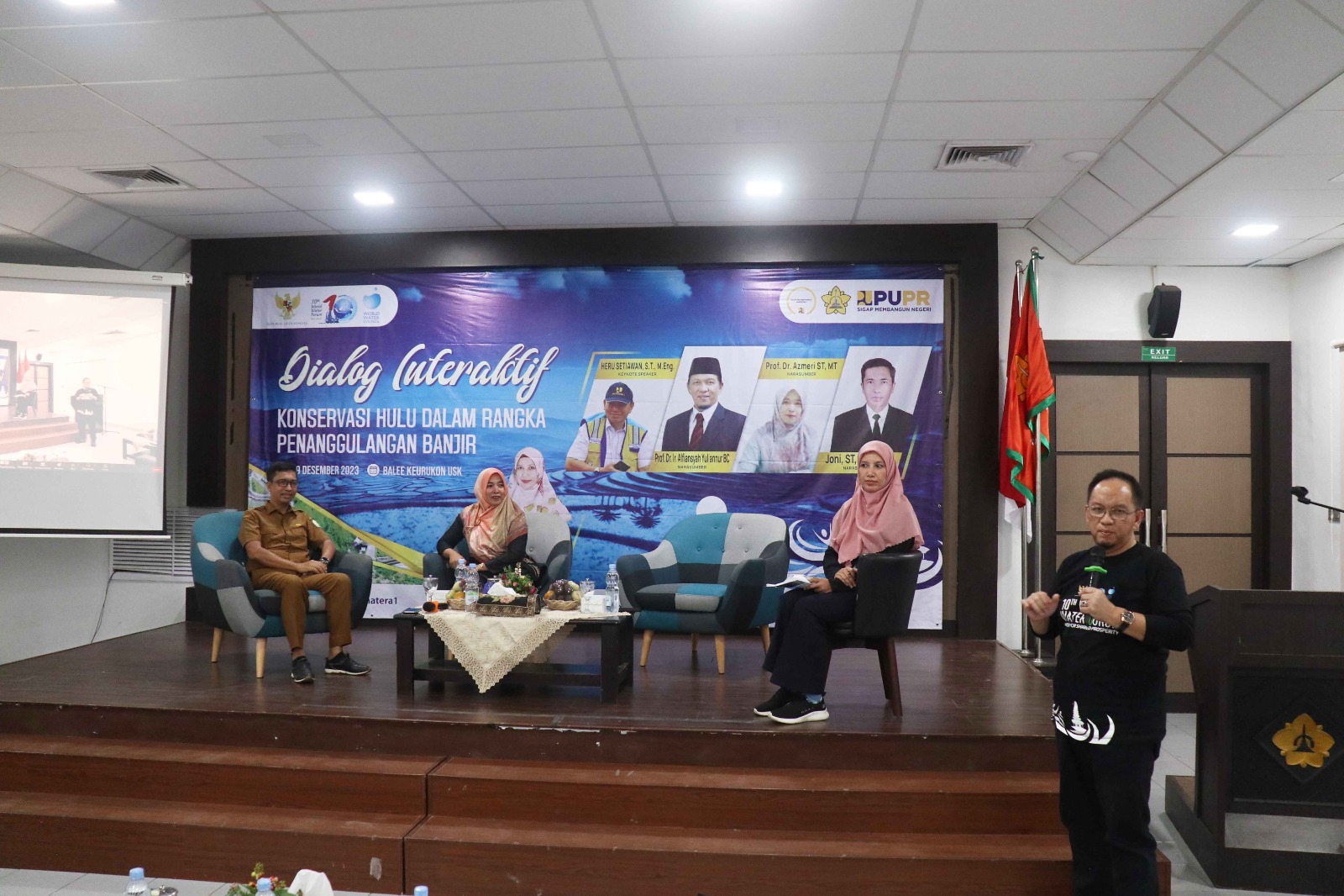 (Dari Kiri) Joni, S.T., M.T., Ph.D., Prof. Dr. Azmeri, S.T., M.T., dan Prof. Dr. Ir. Alfiansyah Yulianur BC menjadi pemateri pada Dialog Interaktif: Konservasi Hulu dalam rangka Penanggulangan Banjir