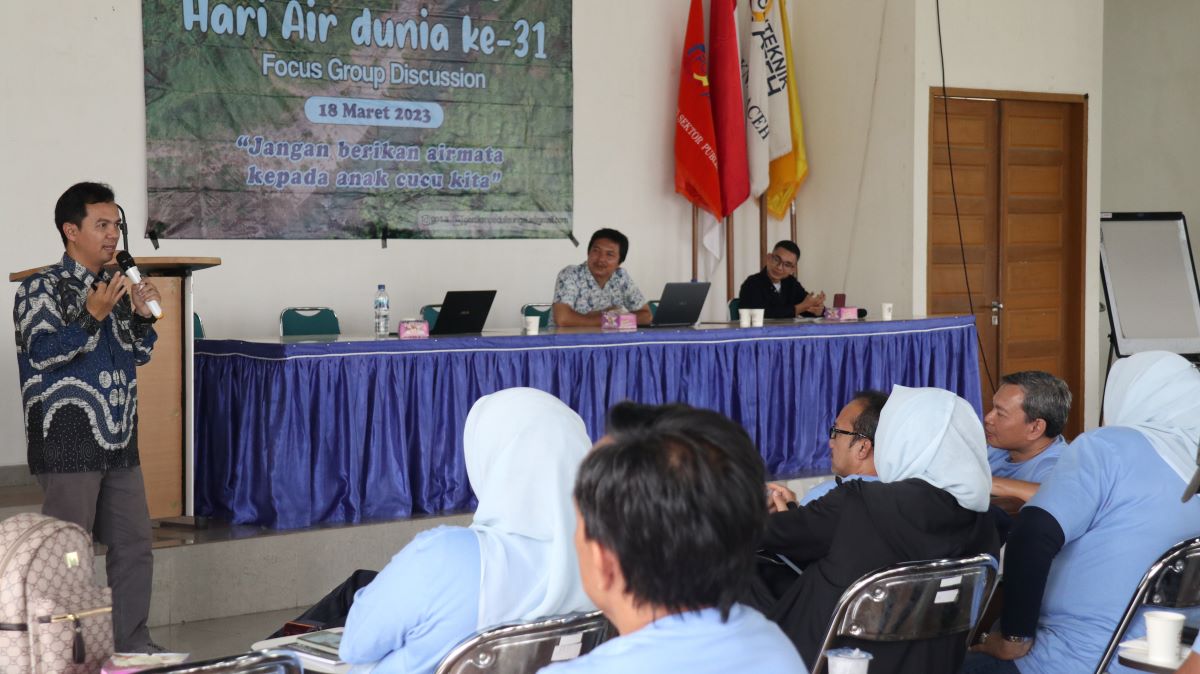 Bapak DR. Ridwan Iriadi, S.Hut, M.Si dari BPDAS  sedang memaparkan pengelolaan DAS Krueng Aceh