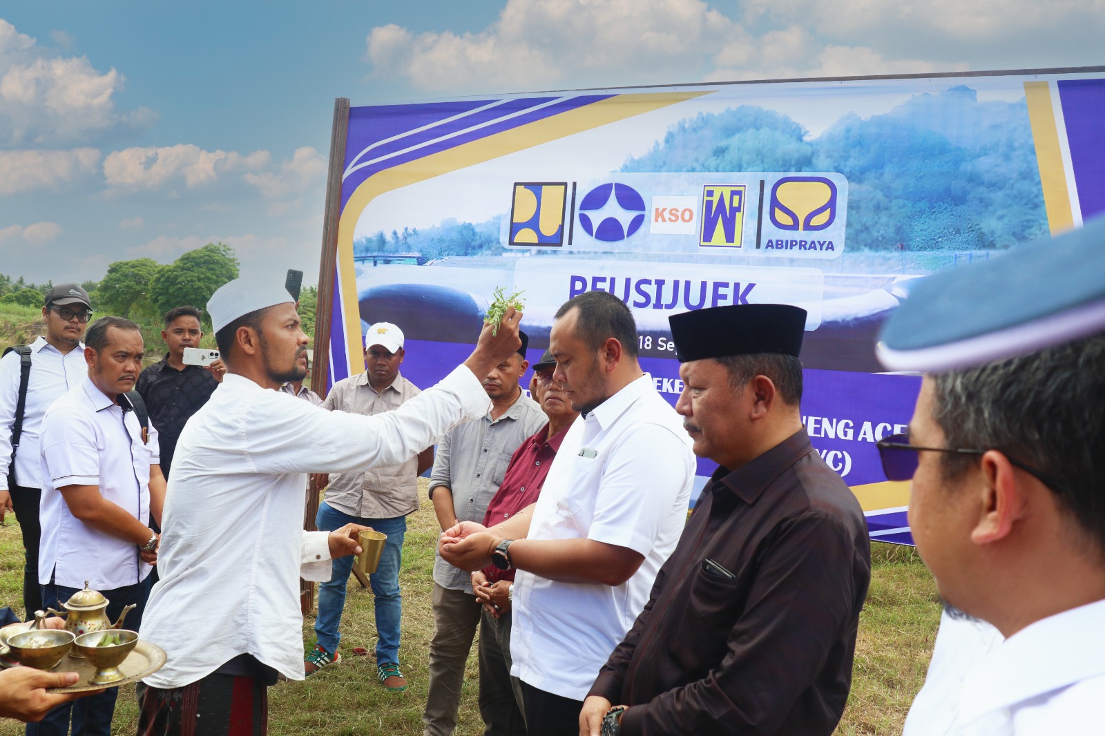 Acara "Ground Breaking" ditandai dengan "Peusijuek dan Santunan Anak Yatim