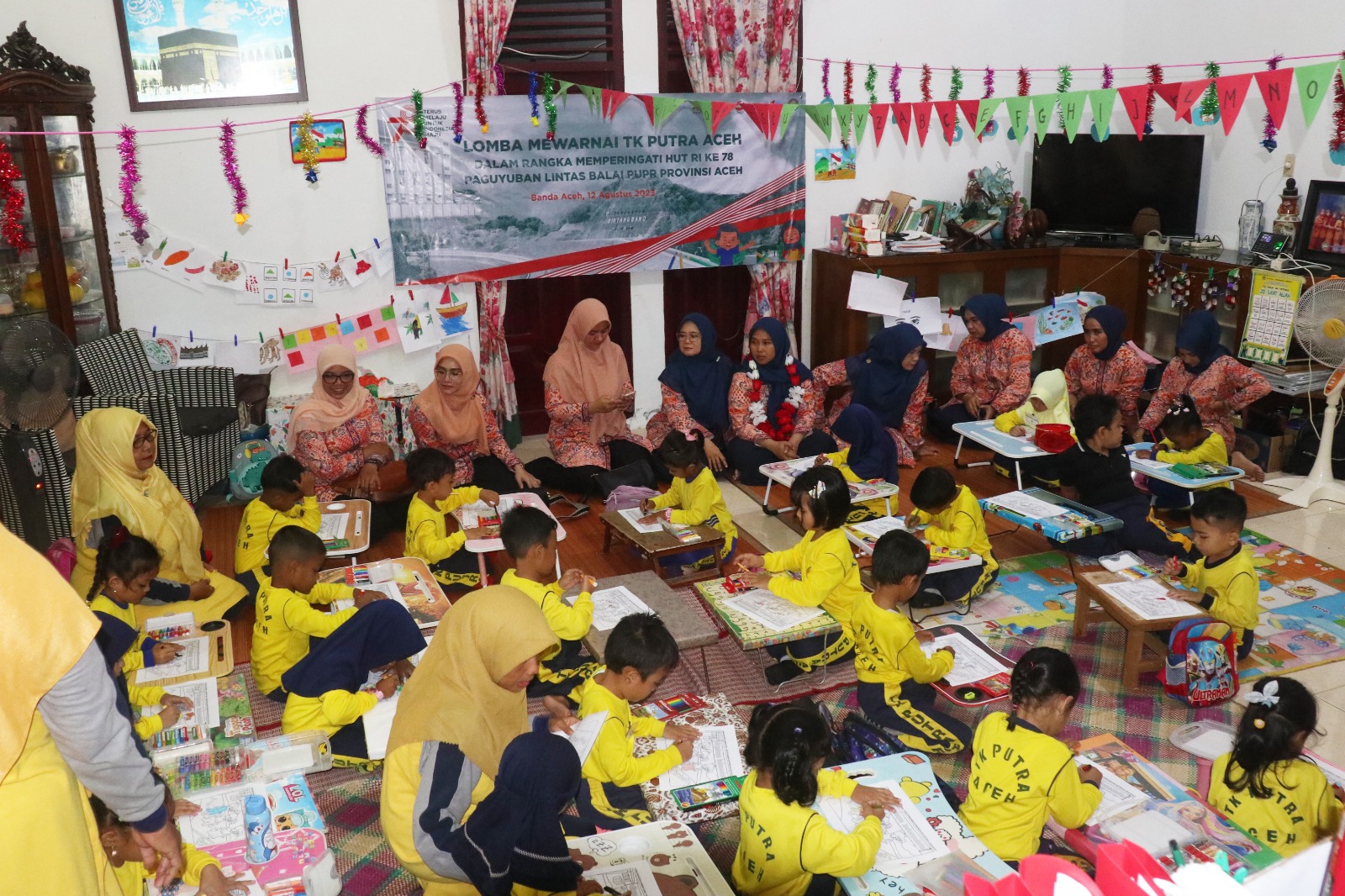 Ibu-Ibu Paguyuban Lintas Balai PUPR se-Aceh mendampingi anak-anak saat lomba mewarnai