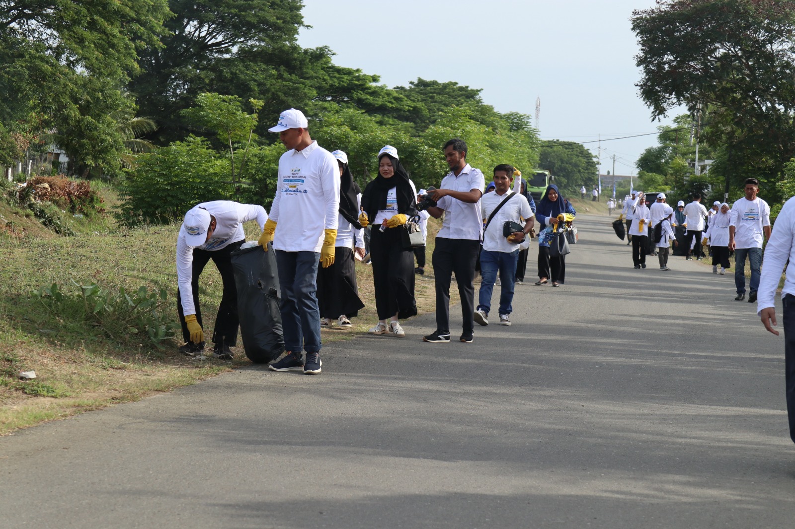 Aksi Susur dan Bersih-bersih Sungai yang melibatkan siswa-siswi Sekolah Dasar dan masyarakat